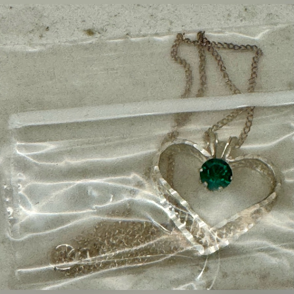 Vintage NIB Avon Sterling Silver Simulated Emerald Heart Pendant Necklace 💚
